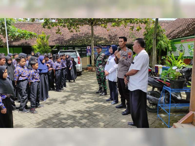 Sambangi Sekolah, Begini Imbauan Polsek Kradenan, Blora Terkait Isu Penculikan Anak