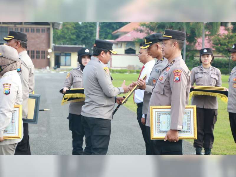7 Personel Polres Bojonegoro Terima Penghargaan dari Kapolda Jatim