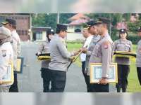 7 Personel Polres Bojonegoro Terima Penghargaan dari Kapolda Jatim