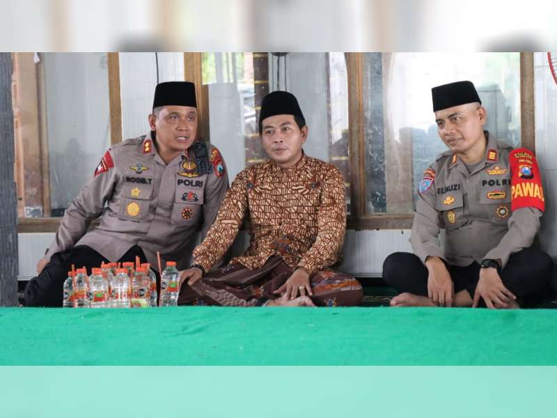 Silaturahmi dengan KH Anwar Zahid, Kapolres Bojonegoro Minta Didoakan