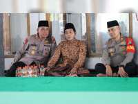 Silaturahmi dengan KH Anwar Zahid, Kapolres Bojonegoro Minta Didoakan
