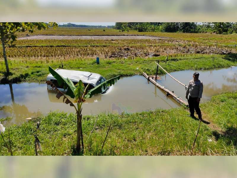 Sebuah Mobil di Sumberrejo, Bojonegoro Tercebur ke Sungai, 7 Orang Luka-luka