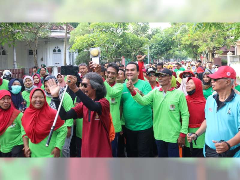 Ratusan Petugas Kebersihan di Blora Arak Piala Adipura Keliling Kota