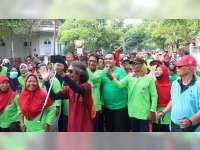 Ratusan Petugas Kebersihan di Blora Arak Piala Adipura Keliling Kota