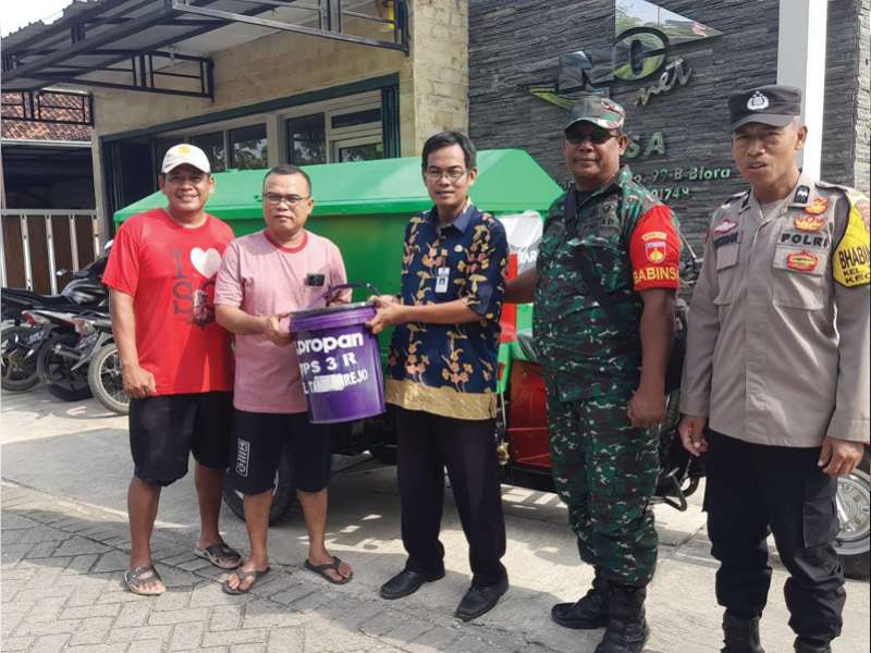 TPS3R Tambahrejo Mulai Beroperasi, Petugas Bagikan Tempat Sampah ke Warga