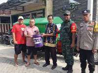 TPS3R Tambahrejo Mulai Beroperasi, Petugas Bagikan Tempat Sampah ke Warga