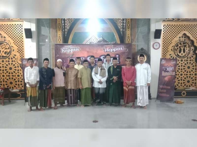 8 Desa di Bojonegoro Gelar Ramadan Heppiii, Warga Gotong Royong Pasang Lampu Jalan