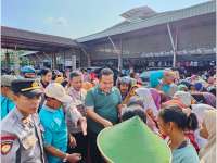 Jelang Lebaran, Warga Blora Serbu Sembako Gratis dari Bareskrim