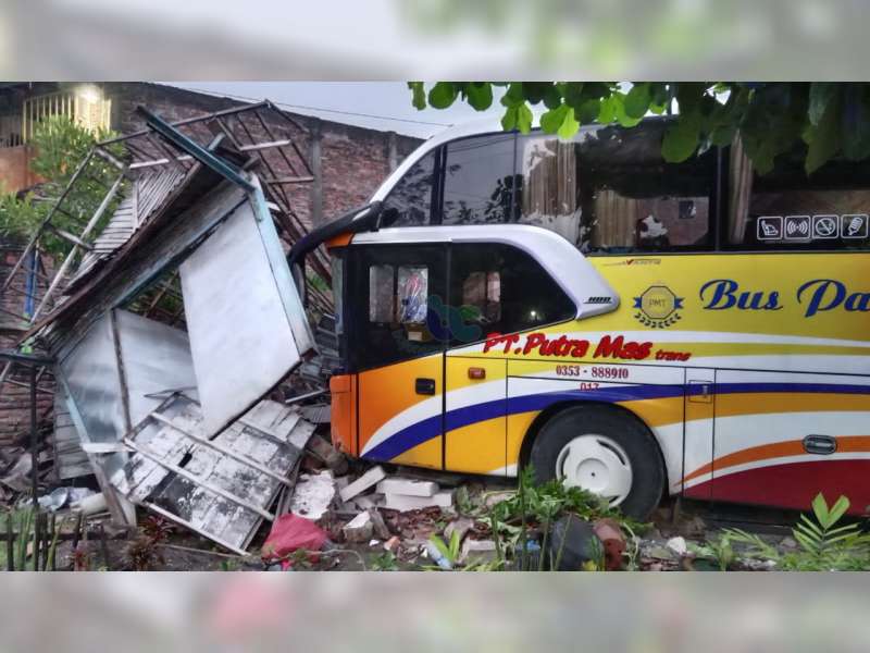 Diduga Pengemudi Mengantuk, Bus Pariwisata Seruduk Rumah Warga Banjarsari, Bojonegoro