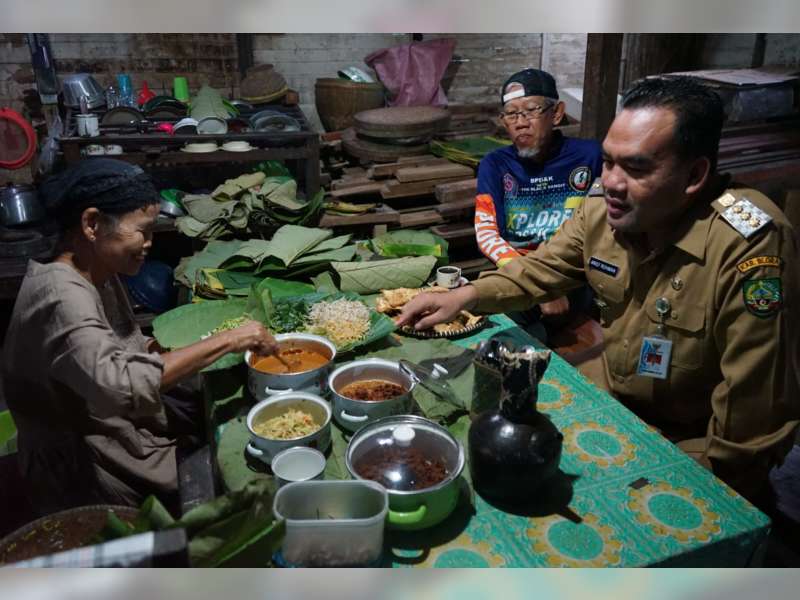 Bupati Blora Kunjungi Pecel Pawon Mbah Minah, Kuliner Khas yang Sedang Hits di Medsos