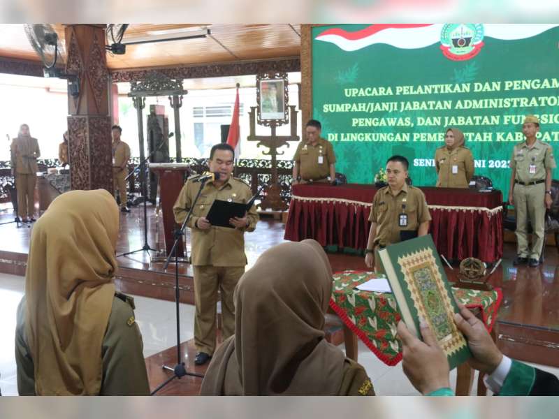 Optimalkan Pelayanan, Bupati Blora Lantik 92 Pejabat Publik