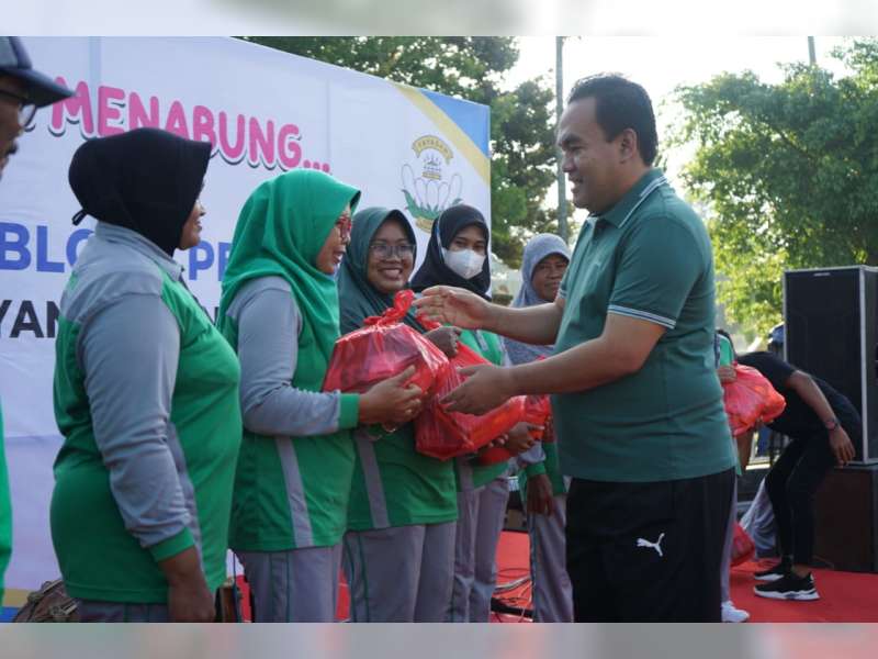 PT BPR BKK Blora dengan Yayasan Kemala Bhayangkari Gelar CFD dan Berikan Paket Sembako