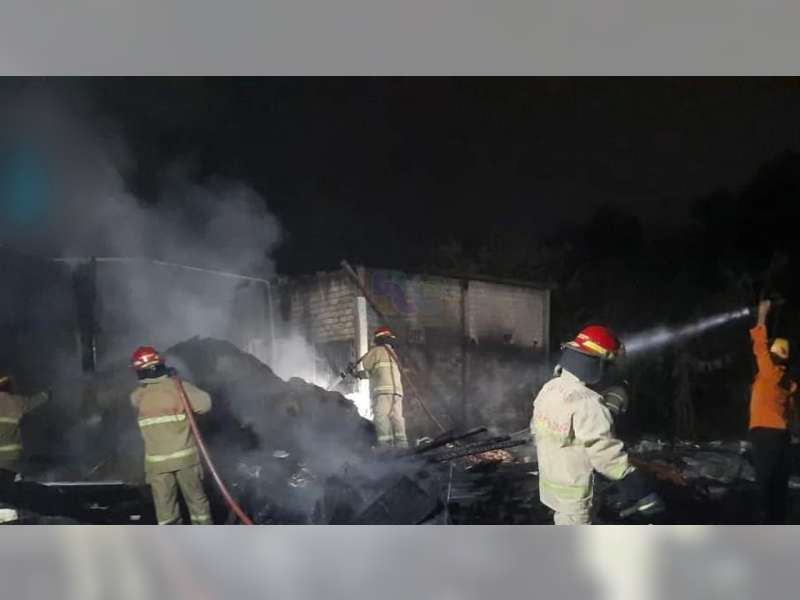 Kandang Milik Warga Kapas, Bojonegoro Terbakar, 2 Ekor Sapi dan 4 Kambing Terpanggang Api