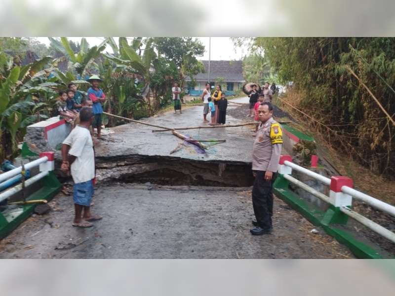 Sedang Diperbaiki, Jembatan Penghubung di Tambakrejo, Bojonegoro Malah Ambrol