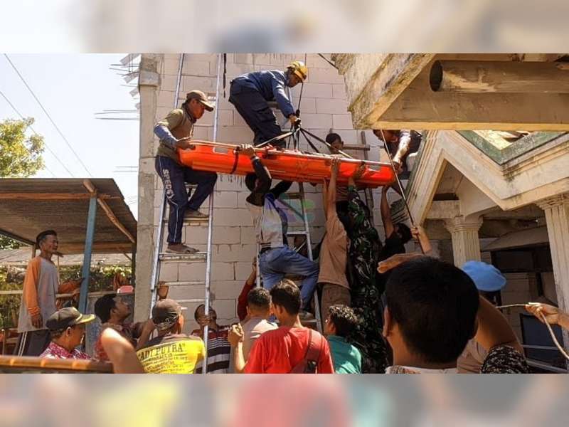 Pasang Atap Rumah, Seorang Pekerja Bangunan di Kapas, Bojonegoro Tersengat Listrik