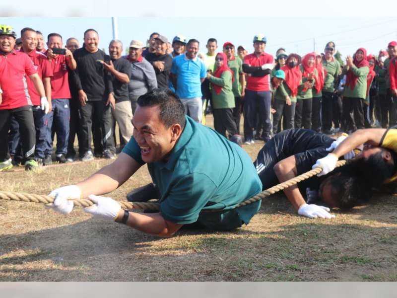 Bupati dan Forkopimda Blora Gelimpungan Lomba Tarik Tambang
