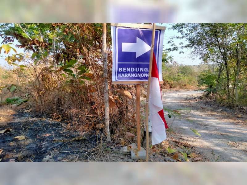 Kibarkan Bendera Setengah Tiang, Warga Desa Ngelo, Bojonegoro Protes Bendungan Karangnongko