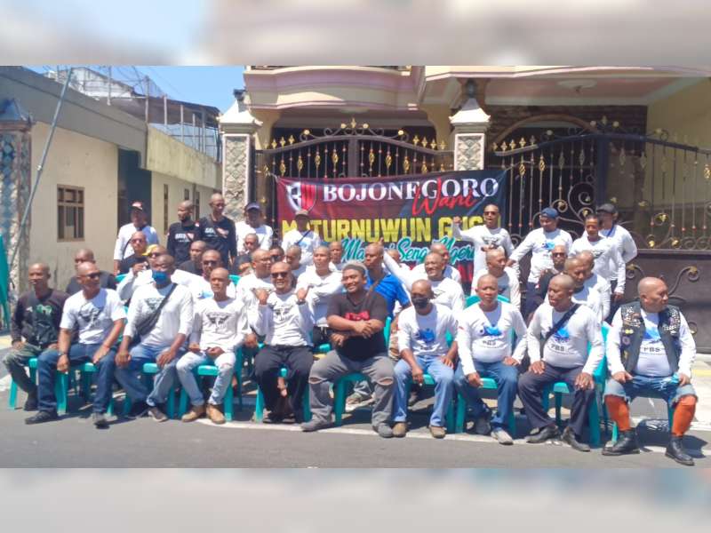 Sejumlah Warga Bojonegoro Syukuri Berakhirnya Masa Jabatan Bupati dengan Cukur Gundul