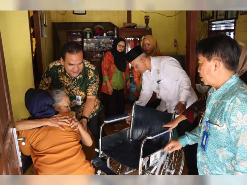 Bupati Serahkan Bantuan Kursi Roda Warga Cepu