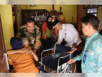 Bupati Serahkan Bantuan Kursi Roda Warga Cepu