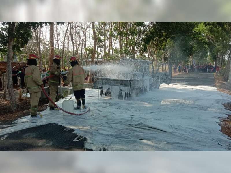 Sebuah Mobil Pikap Terbakar di Sukosewu, Bojonegoro