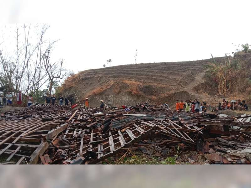 Diterjang Angin Kencang, 4 Rumah di Gondang, Bojonegoro Roboh, Puluhan Lainnya Rusak Ringan