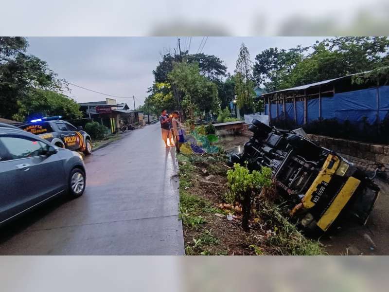 Hindari Kendaraan dari Depan, Sebuah Truk di Dander, Bojonegoro Terperosok dan Terguling di Sungai