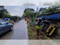 Hindari Kendaraan dari Depan, Sebuah Truk di Dander, Bojonegoro Terperosok dan Terguling di Sungai