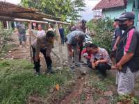 Warga Blora Dikagetkan Munculnya Sumber Air Misterius di Depan Rumah