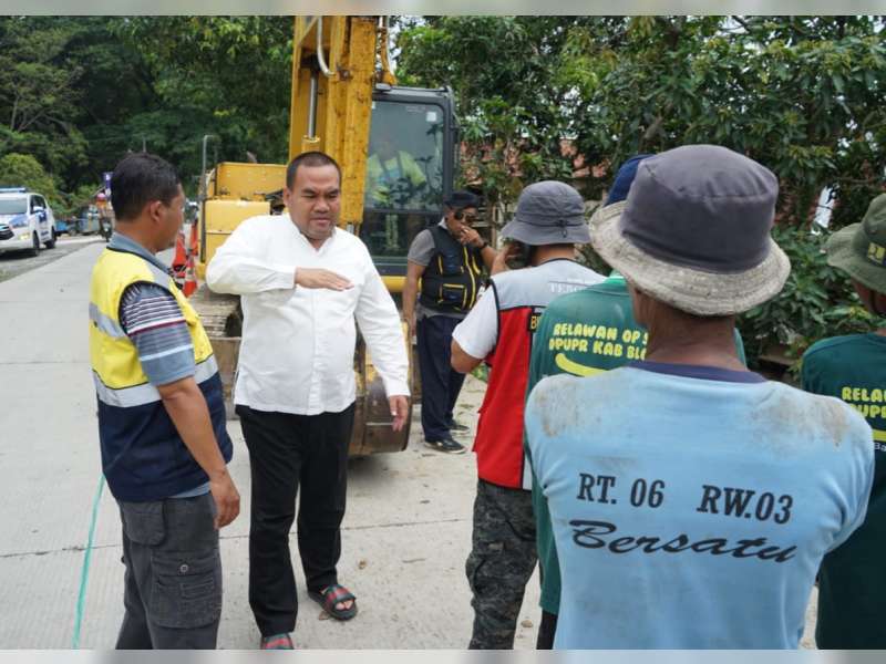 DPUPR Blora Gerak Cepat Tangani Jalan Longsor di Seputaran Jembatan Kalisari, Bupati Langsung di Lapangan