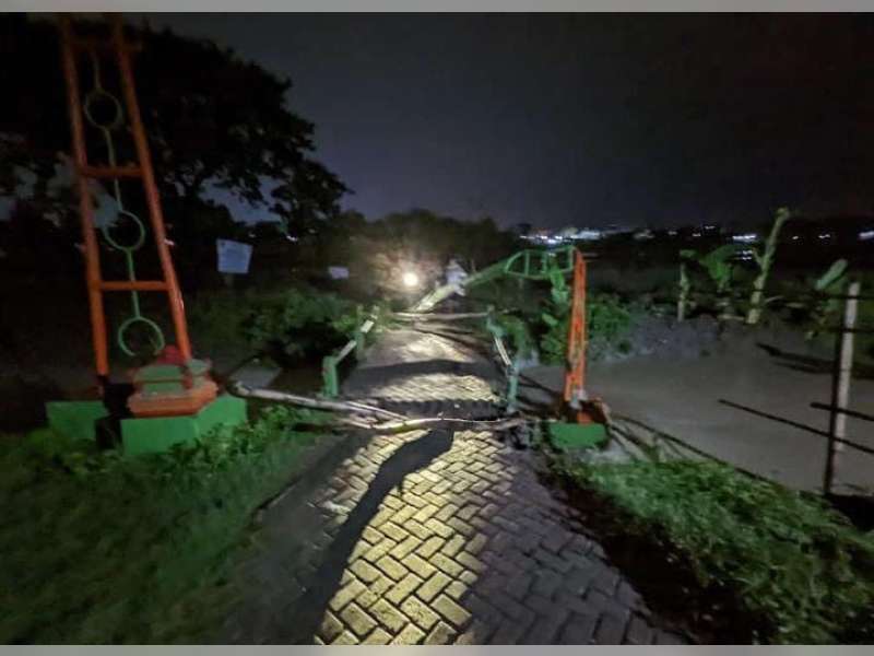 Banjir Kepung Cepu, Tembok Perumahan hingga Jembatan Ambrol