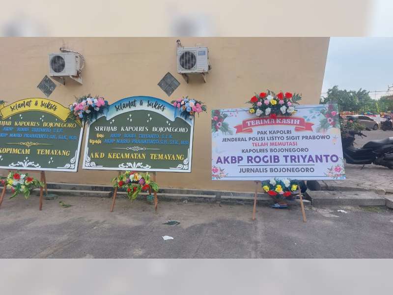 Karangan Bunga dan Spanduk ‘Unik’ Menghiasi Acara Pisah Sambut Kapolres Bojonegoro