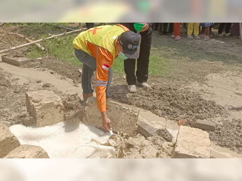 DLH Bojonegoro Ambil Sampel Air Semburan di Kedungadem untuk Uji Laboratorium