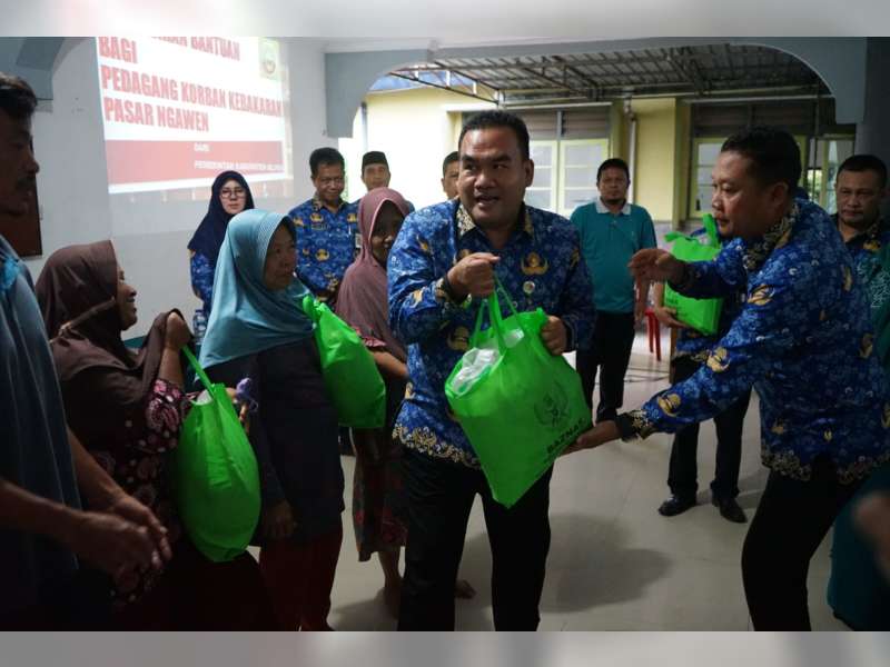 Bupati Blora Salurkan Bantuan Sembako untuk Korban Kebakaran Pasar Ngawen