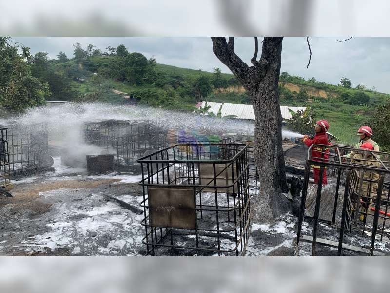 Rumah Pengolahan Minyak Tambang Sumur Tua di Kedewan, Bojonegoro Terbakar