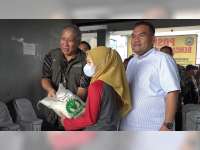 Dirut Perum Bulog Serahkan Bantuan pada Korban Kebakaran Pasar Ngawen, Blora