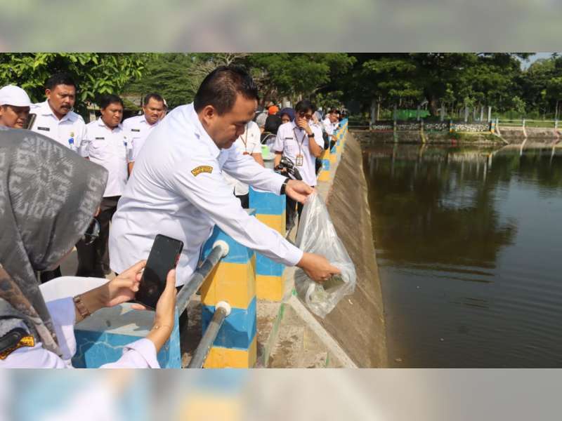 Bupati Blora Tebar Benih Ikan di Embung Rowo Karangjati