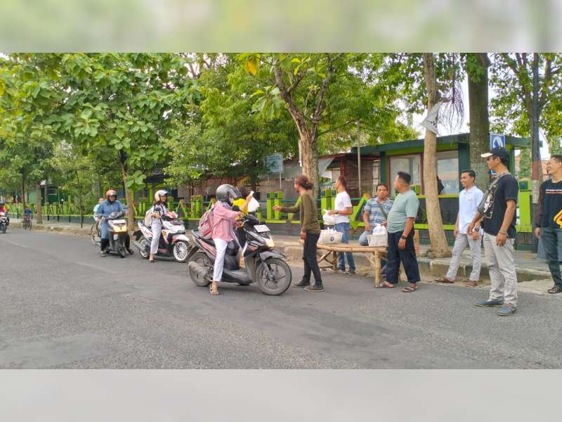 LazisMU Gandeng PWI Blora Bagikan Ratusan Takjil