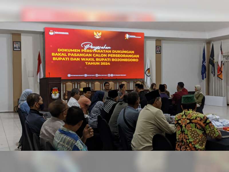 Pasangan Nurul Azizah-Nafik Sahal Serahkan Dokumen Persyaratan Calon Perseorangan ke KPU Bojonegoro