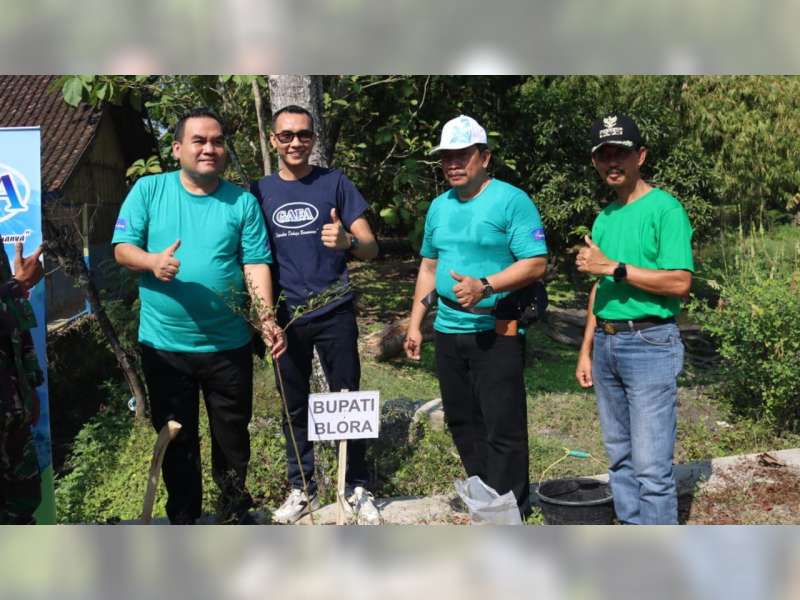 Kolaborasi Hijaukan Lingkungan, Tepi Jalan Sumber-Temulus, Blora Ditanami Pohon