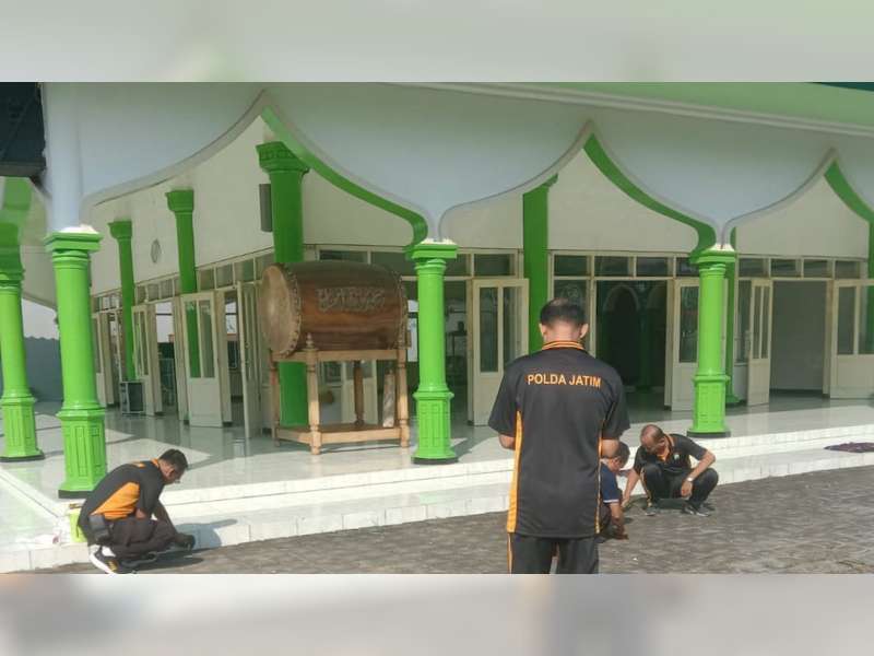 ‘Bakti Religi’, Polisi di Sumberrejo, Bojonegoro Lakukan Bersih-bersih Masjid