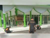 ‘Bakti Religi’, Polisi di Sumberrejo, Bojonegoro Lakukan Bersih-bersih Masjid