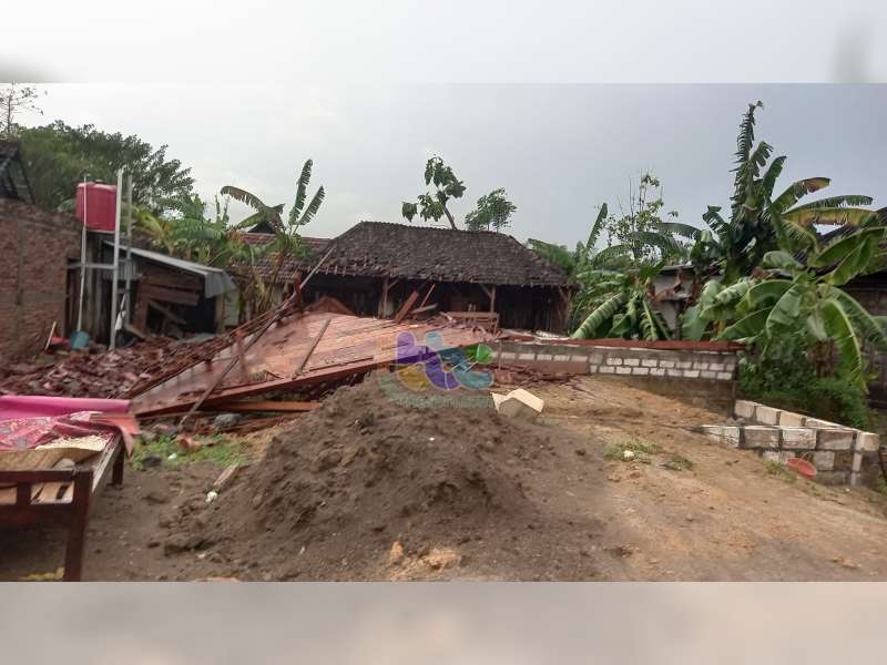 Diterjang Angin Kencang, Sejumlah Rumah Warga Ngasem, Bojonegoro Rusak hingga Roboh