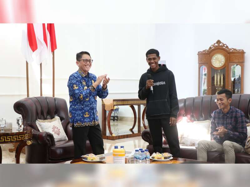 Pj Bupati Bojonegoro Adriyanto Berikan Bonus ke Sejumlah Pemuda Berprestasi