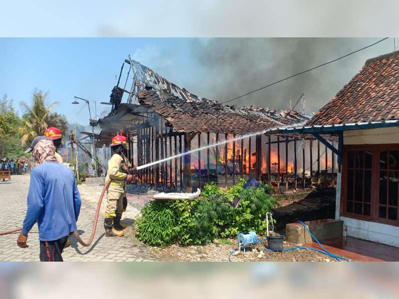 Diduga Akibat Korsleting Listrik, 3 Rumah Warga Kedungadem, Bojonegoro Hangus Terbakar