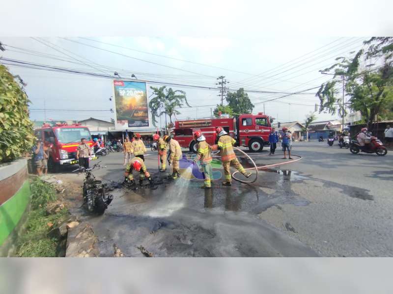 Sepeda Motor Milik Warga Parengan, Tuban Terbakar di Jalan TGP Bojonegoro