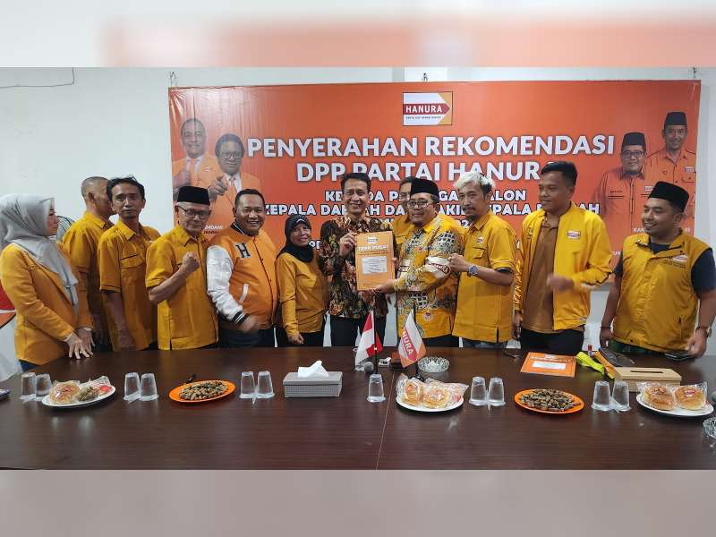 Partai Hanura Serahkan Rekomendasi ke Bacabup dan Bacawabup Bojonegoro Wahono-Nurul