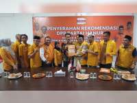 Partai Hanura Serahkan Rekomendasi ke Bacabup dan Bacawabup Bojonegoro Wahono-Nurul