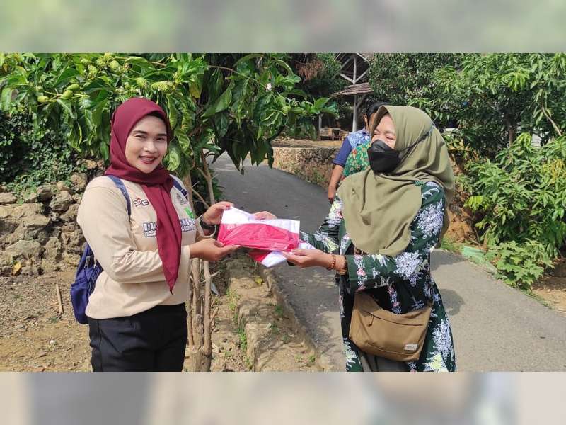 Sukseskan Gerakan Nasional Pembagian 10 Juta Bendera, Pemkab Blora Bagikan 300 Bendera Merah Putih