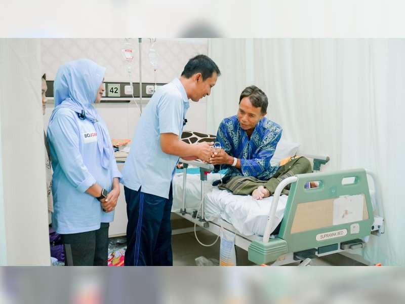 Bacabup dan Bacawabup Setyo Wahono-Nurul Azizah Jenguk dan Bagikan Susu pada Pasien RSUD Bojonegoro